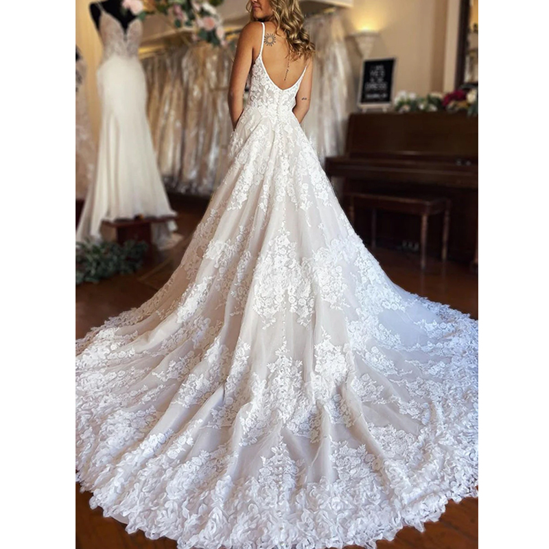 hongfeng offers to customize wedding dress with unique designs and perfect craftsmanship.